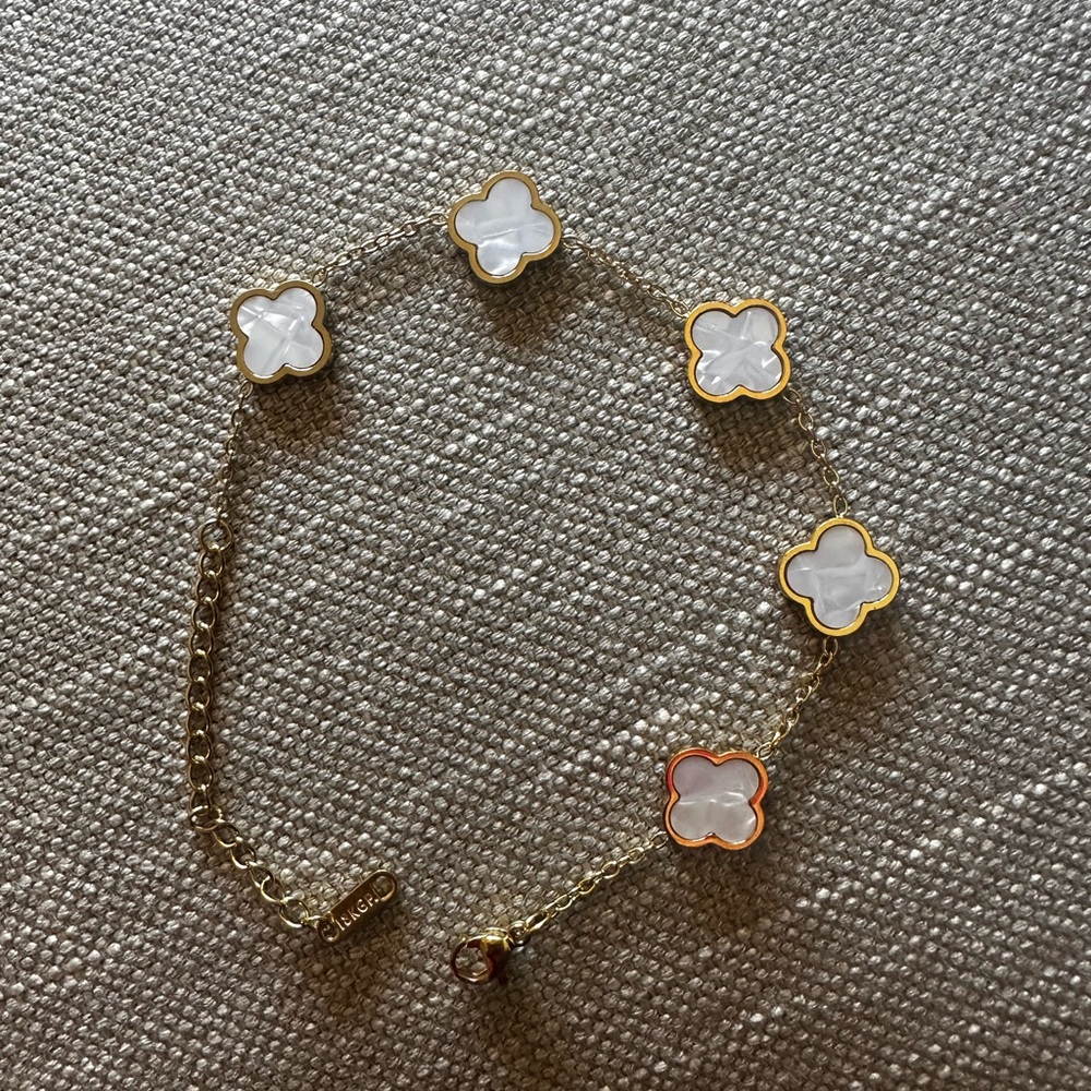 Mother of Pearl color clover bracelet - gold plated